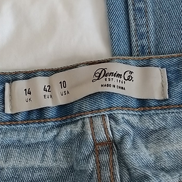 Denim Co Jeans.  Sz 10 Distressed style. - Picture 5 of 10